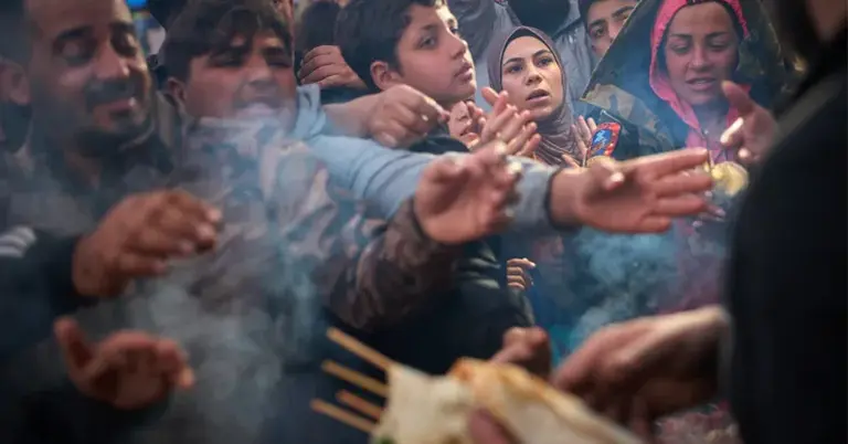 ইসরাইলি আক্রমণে বাস্তুচ্যুত পরিবারগুলো ক্ষুধায় বৈরুতে খাবারের জন্য লাইনে দাঁড়িয়েছে